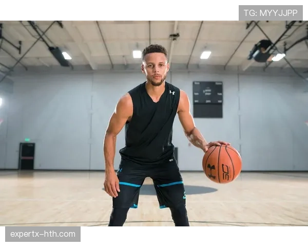 斯蒂芬·库里又晒家里练投，后院那私人球场比我一年工资还豪